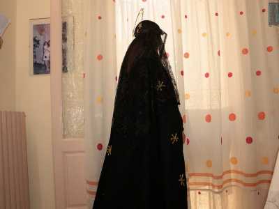 Per l�occasione la 18enne Maria Pia si offre di mostrarsi vestita come la Madonna, con tanto di corona di spine sulla sua testa